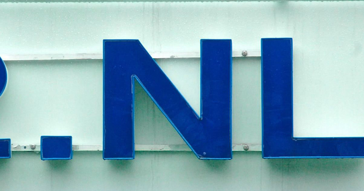 Illustratie van een vrouw die online een domeinnaam verkoopt en betalingen ontvangt.